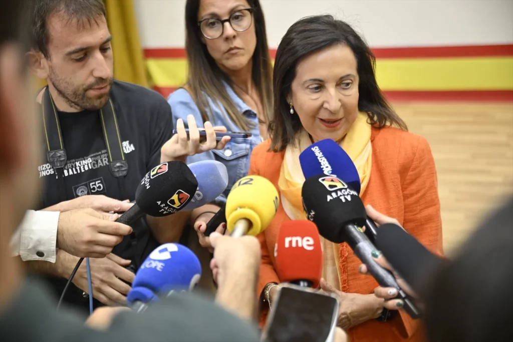 La ministra de Defensa, Margarita Robles, ofrece declaraciones a los medios durante su visita al Regimiento de Cazadores de Montaña 'Galicia' no 64 en su Acuartelamiento San Bernardo, a 20 de agosto de 2025, en Jaca, Huesca, Aragón (Fuente: Agencias)