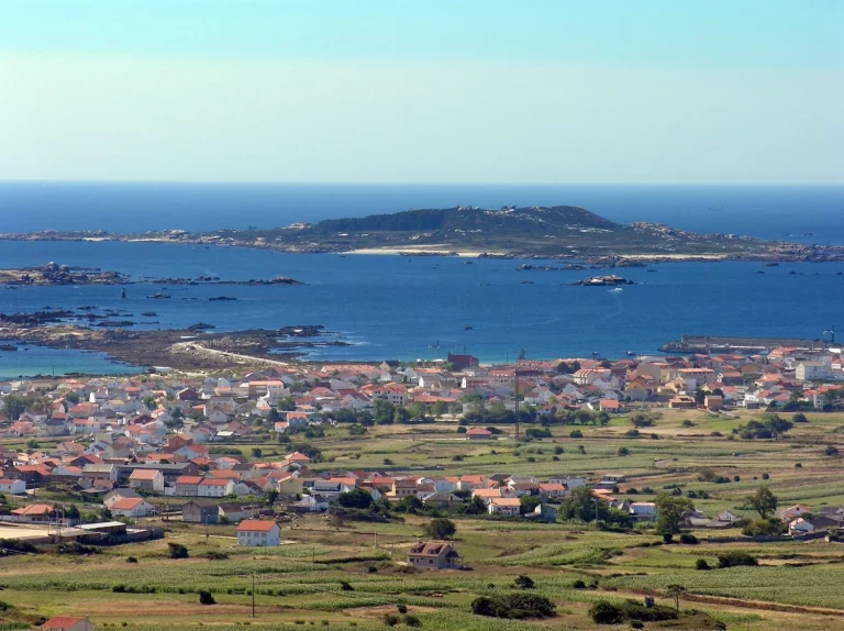 La isla de España que prohíbe los móviles: y los turistas pagan más por no tener señal