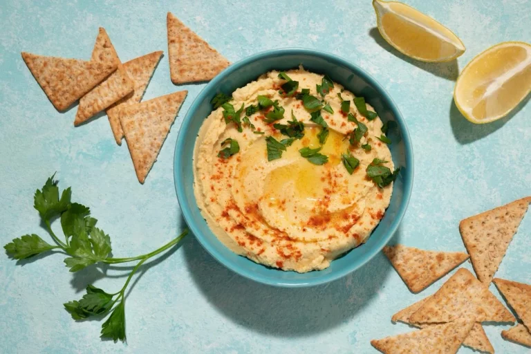 Hummus saludable, cremoso y lleno de proteína vegetal ideal para cualquier momento del día