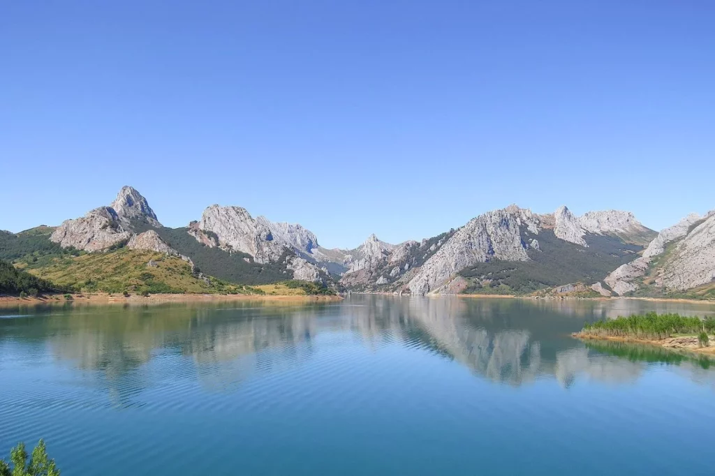 3 maravillas naturales de España ideales para refrescarse este agosto 15 Moncloa Parque regional Montaña de Riaño y Mampodre en León España