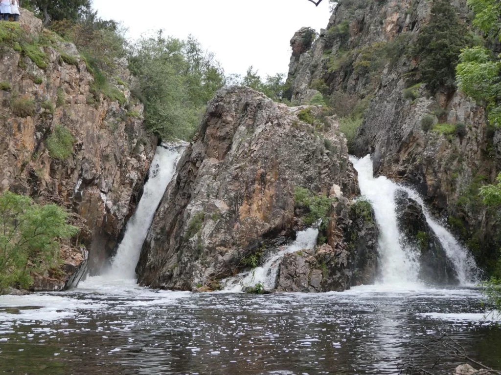 3 maravillas naturales de España ideales para refrescarse este agosto 16 Moncloa Cascada del Hervidero en Madrid España
