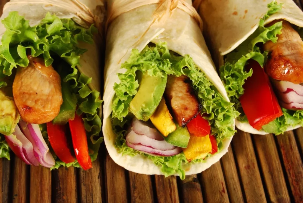 Aprende a hacer wraps de pollo y vegetales, una cena fácil, nutritiva y llena de sabor 20 Moncloa Ingredientes para unos wraps de pollo y vegetales perfectos