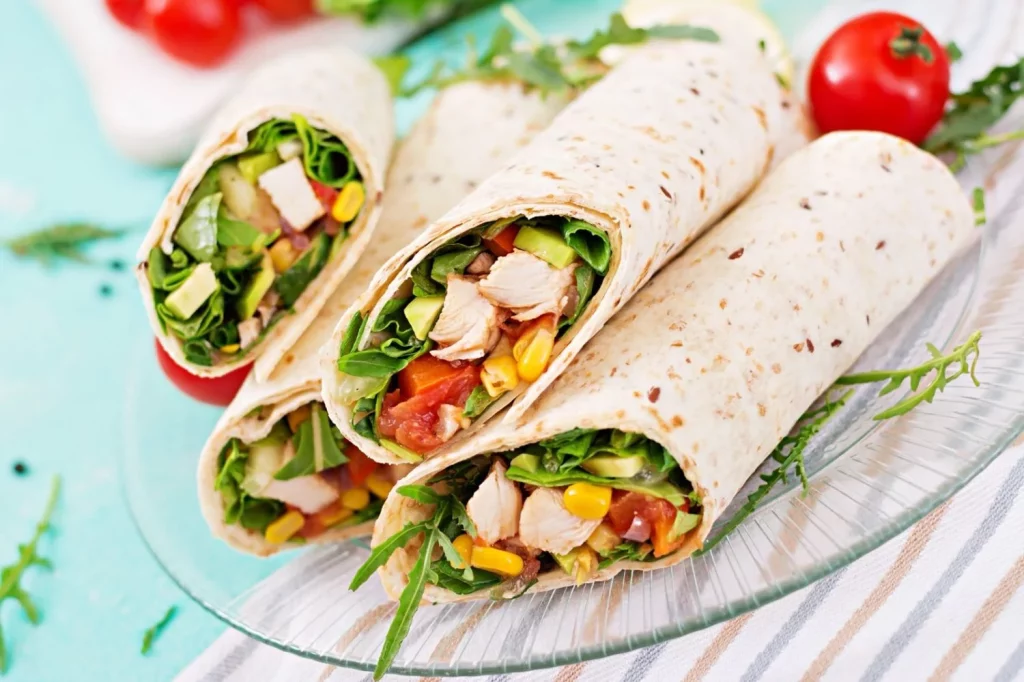 Aprende a hacer wraps de pollo y vegetales, una cena fácil, nutritiva y llena de sabor 21 Moncloa Preparación paso a paso de esta cena rápida y deliciosa