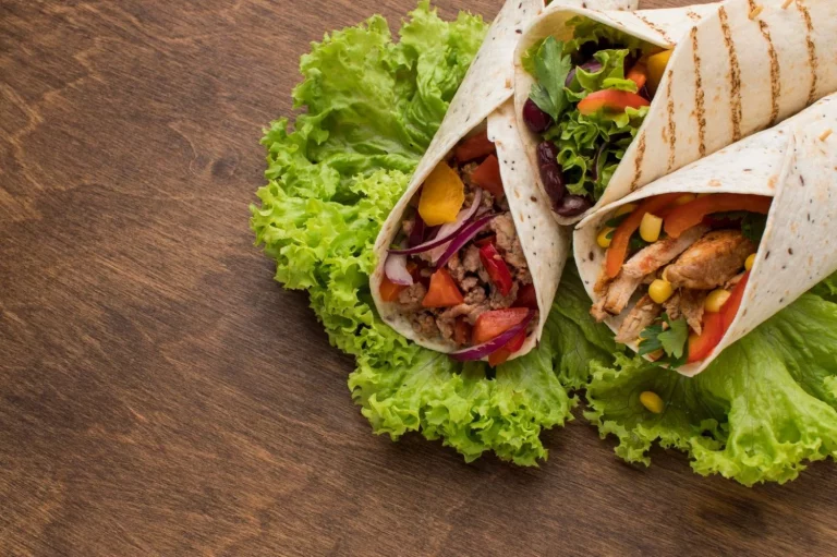 Aprende a hacer wraps de pollo y vegetales, una cena fácil, nutritiva y llena de sabor