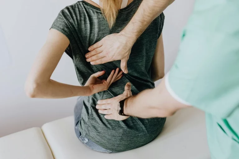 Termina con los dolores de espalda con estos sencillos ejercicios que te recomienda un fisioterapeuta