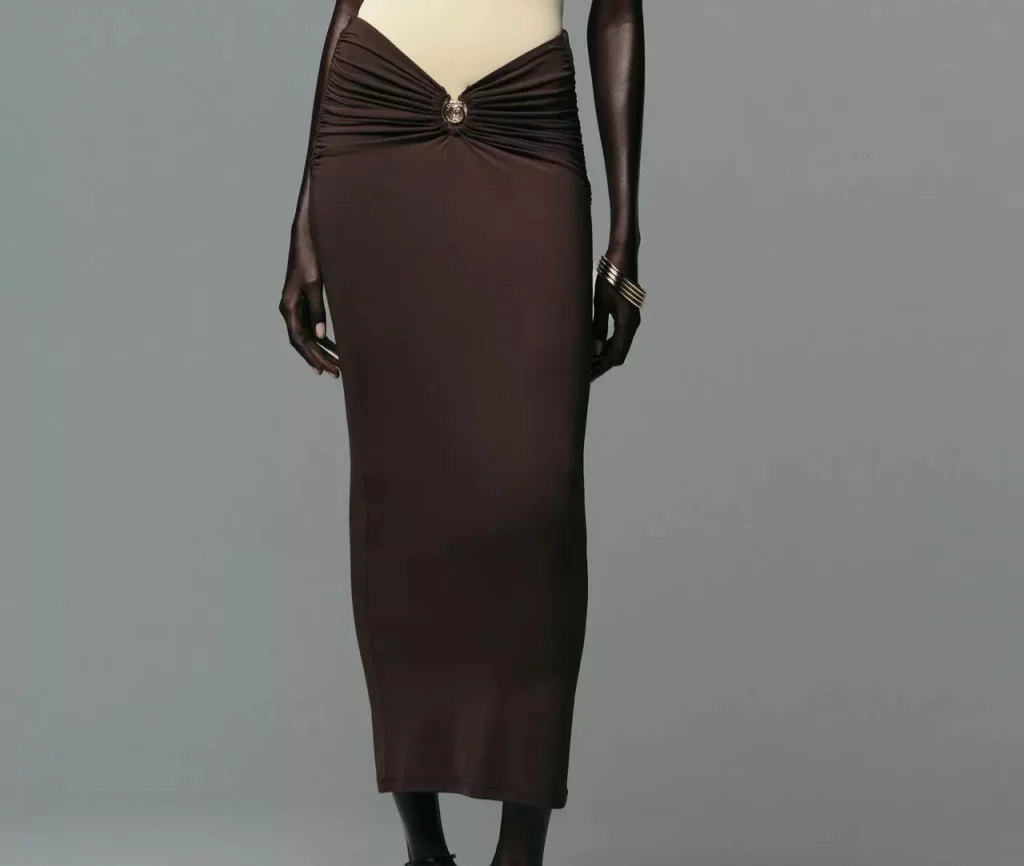 Falda midi marrón frunces de Zara