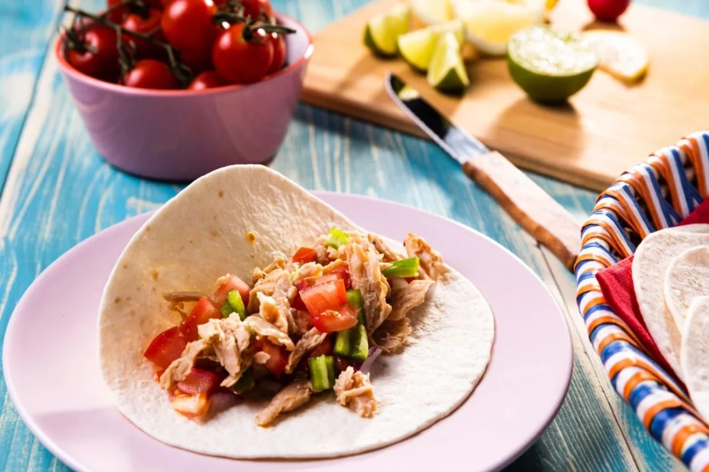 Prueba el irresistible encanto de estos tacos de pescado a la plancha recién hechos 20 Moncloa Una receta divertida y perfecta para compartir