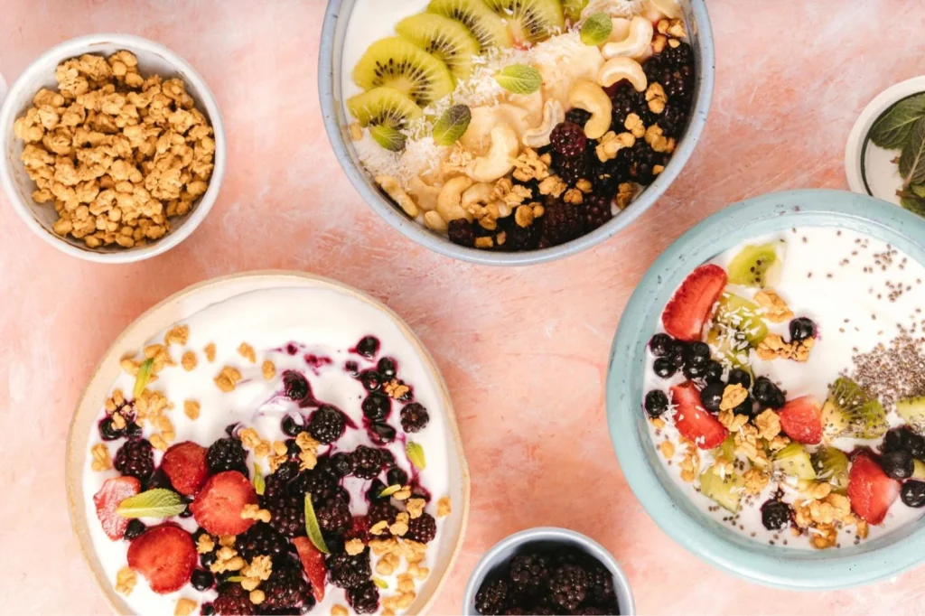 Si tienes más de 50, este desayuno es ideal para cuidar tus huesos y músculos 15 Moncloa Los huesos necesitan más que calcio, y puedes empezar por darle vitaminas al desayuno
