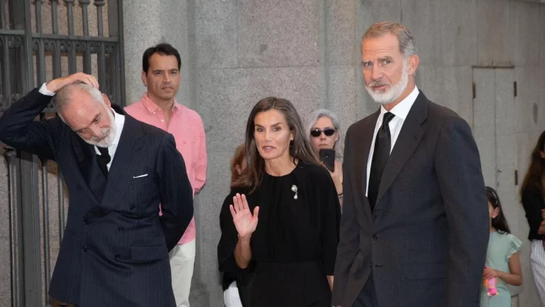 Quién es el enigmático matrimonio que acompaña a los Reyes Felipe VI y Letizia en sus vacaciones en Grecia