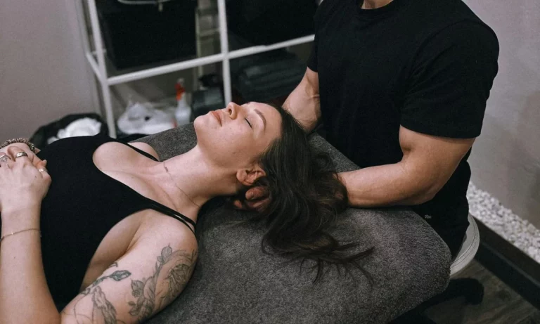 Estudio revela que el yoga es igual de eficaz que la fisioterapia para tratar el dolor lumbar