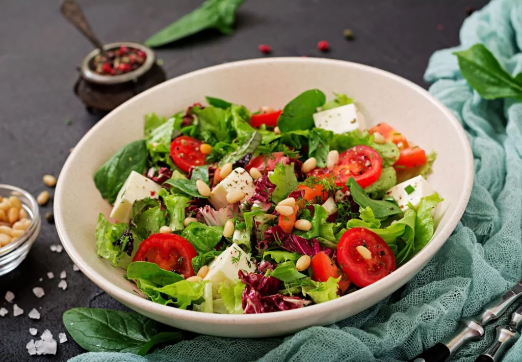 Ingredientes frescos y variados para una ensalada mixta deliciosa
