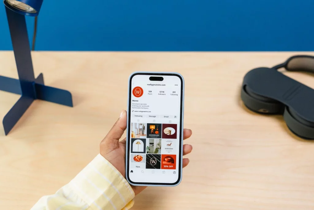 Una anciana estalla contra el hiyab en plena calle y las redes no han parado de opinar 1 Moncloa La reacción de los usuarios en redes