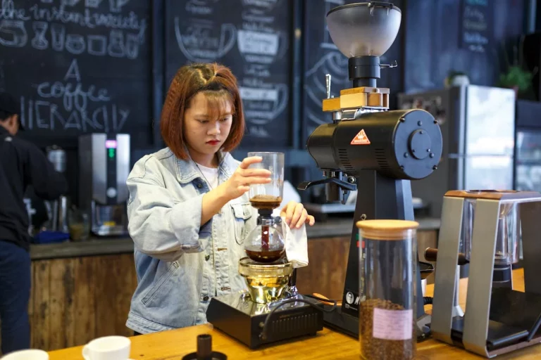Mabel Hidalgo (57), barista madrileña, explica lo que nadie te dice: «El 90% de los españoles prepara el café mal por esta razón»