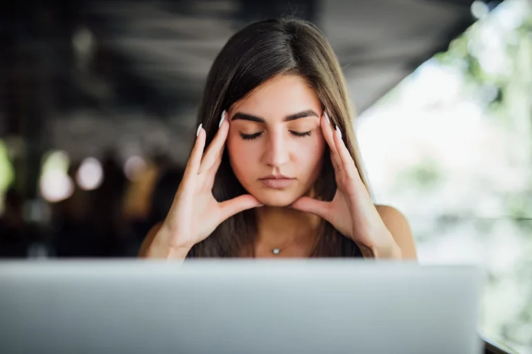 «La gente cree que es cansancio, pero es una ‘niebla mental'»: el hábito digital que está friendo tu capacidad de concentración..