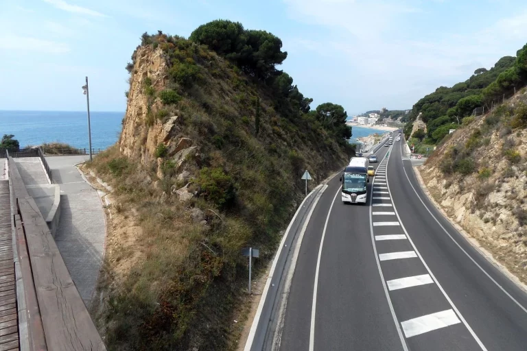 Raquel Ferri (34), guía turística, desvela los 3 restaurantes de carretera donde paran a comer los camioneros: «Marisco a 10€, menús a 8€ y el secreto mejor guardado de la N-II»