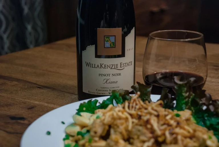 Un cardiólogo alerta: el vino en la comida no es sano, por qué es un riesgo que hemos convertido en costumbre