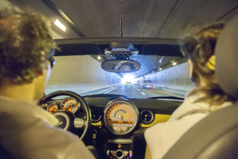 «No soy yo, es mi coche»: la DGT se prepara para multar por excesos de velocidad detectados por el sistema ISA obligatorio en coches nuevos