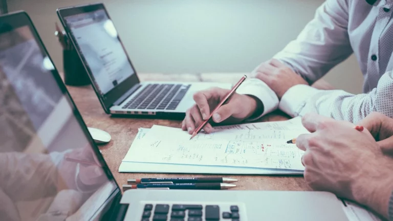 ¿Crear tu propia empresa en 2025? Estas son las trabas burocráticas que siguen sin resolverse