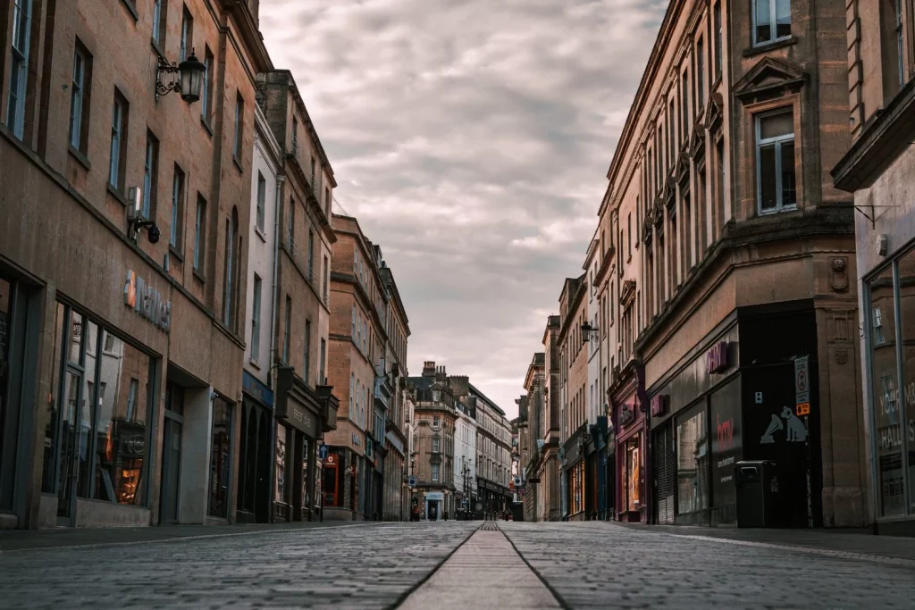 Cuidado por Barcelona: se graba para presumir en TikTok y casi pierde el cuello 1 Moncloa Otros peligros ocultos en las calles del país