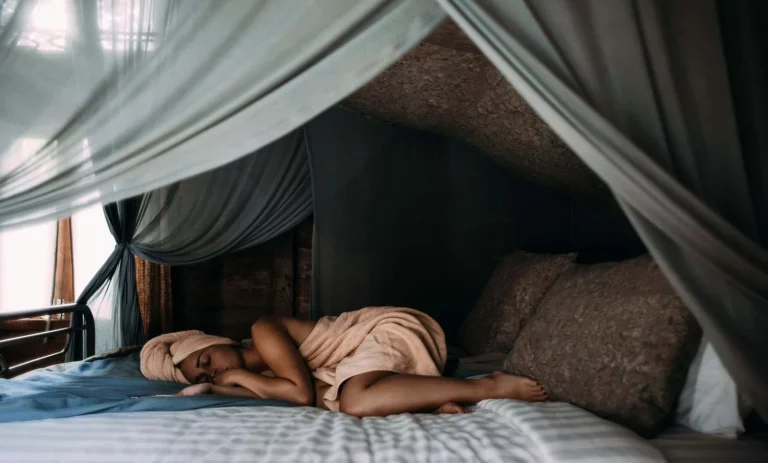 Aplicar estos hábitos nocturnos te ayuda a despertar con menos ansiedad y más energía