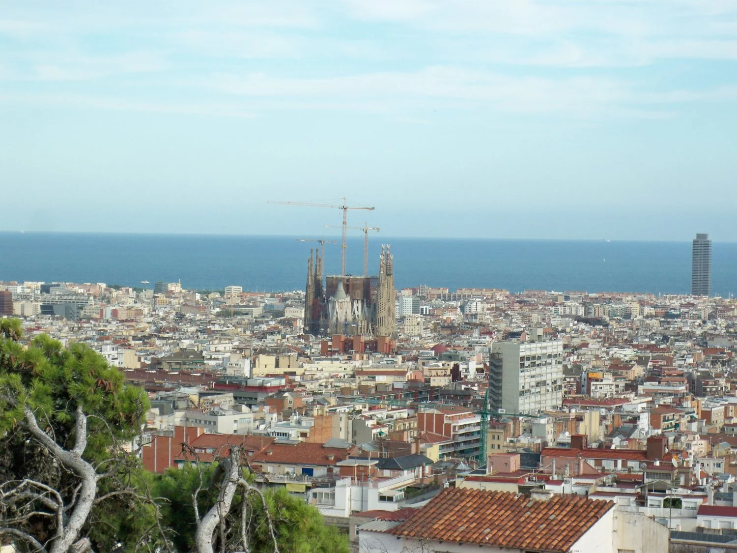 hermosa-foto-de-angulo-alto-del-historico-parque-guell-en-barcelona-cataluna-espana Vista panorámica de Barcelona (Cataluña).