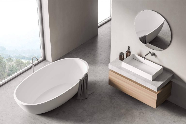 Platos de ducha de resina, mamparas y muebles de baño; las 10 firmas más destacadas del sector en 2025
