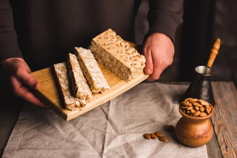 José (66), maestro turronero de Jijona, confiesa su truco para un turrón de primera calidad: «El error es la almendra, tienes que…»