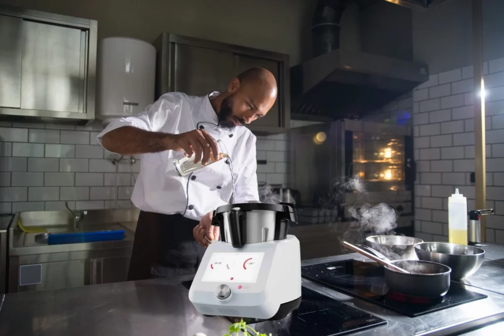 Con este robot peudes cocinar de todo 