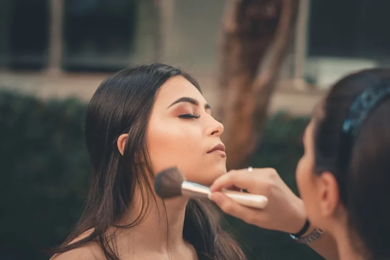 Maybelline arrasa en Amazon con el fijador low cost que mantiene tu maquillaje intacto hasta el final del día