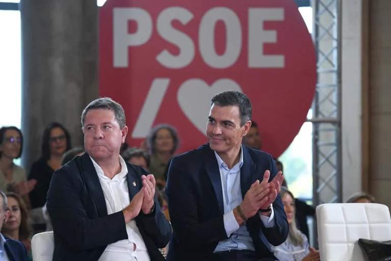 El PSOE de Castilla-La Mancha se divide por la postura de Page contra Sánchez