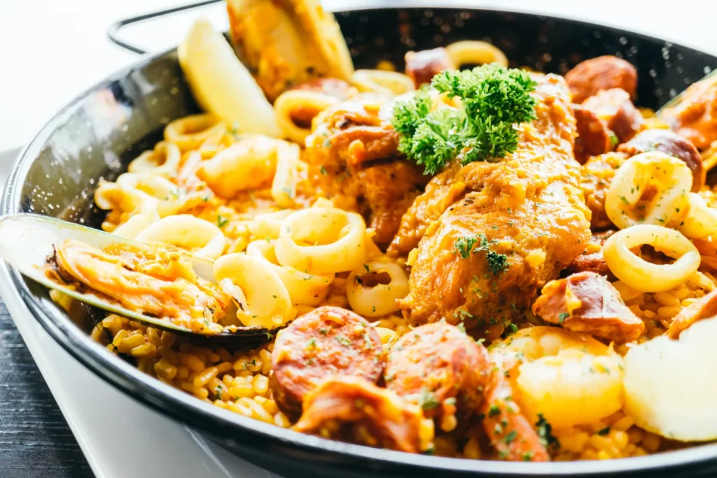 Aquí aclaramos una de las mayores confusiones: existen otros arroces maravillosos, pero no son la paella valenciana. Fuente: Freepik 
