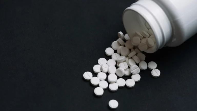Un farmacéutico revela el error más común al tomar paracetamol: «Si lo mezclas con esta bebida, el efecto se reduce a la mitad»