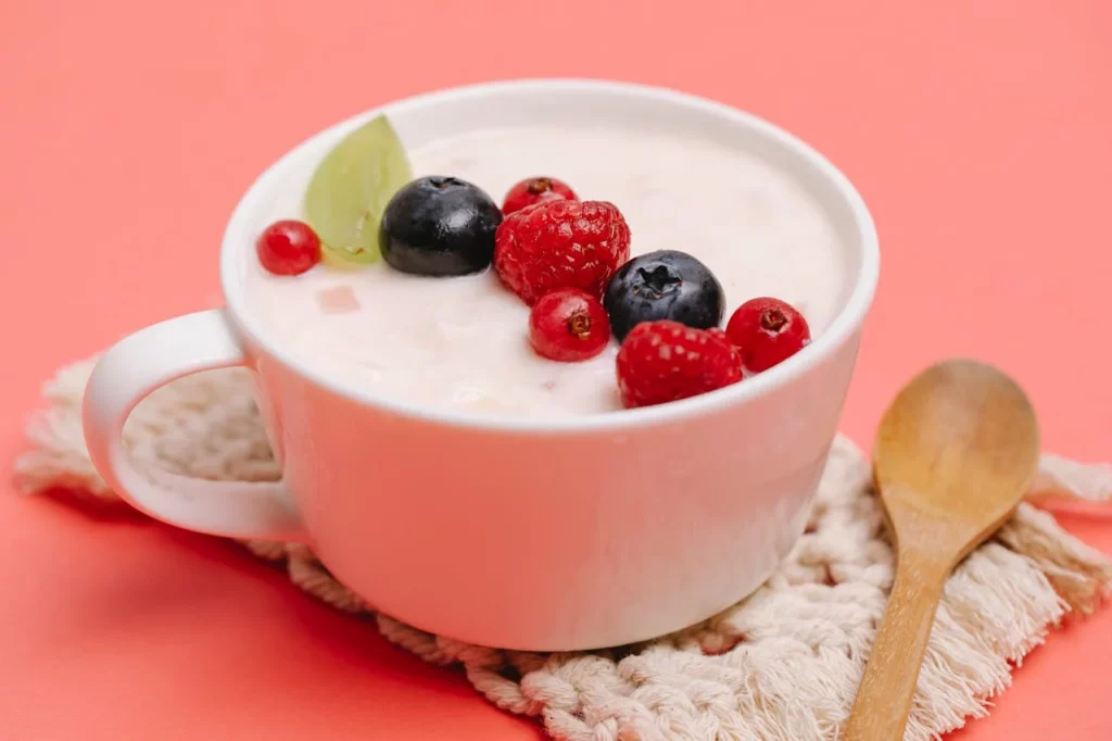 Es muy tentador optar por las versiones con sabor a frutas del bosque, caramelo o stracciatella, pero es justo ahí donde los yogures de proteínas suelen perder toda su magia.