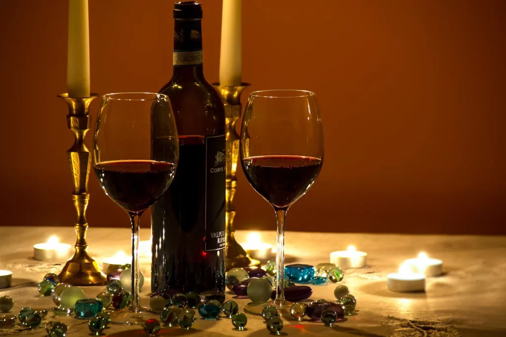 Este cardiólogo analiza el origen de una de las falsas creencias más extendidas sobre la salud y el alcohol, revelando cómo un mensaje muy bien construido caló hondo en la sociedad. Fuente Freepik.