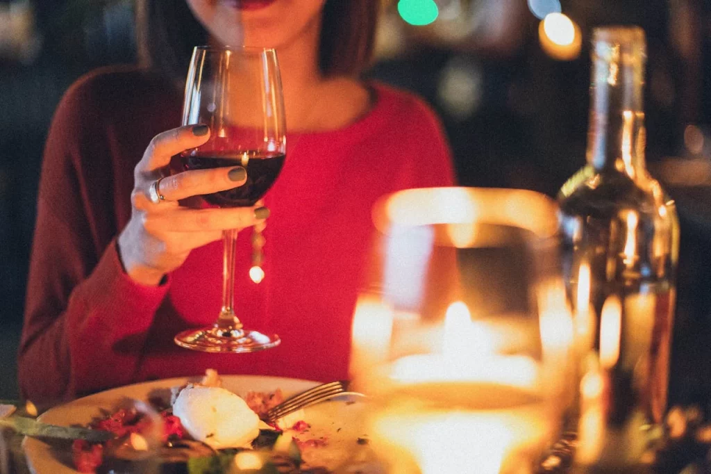 Más allá del corazón, el cardiólogo enumera otros riesgos sistémicos asociados al consumo regular de alcohol que solemos ignorar o minimizar en nuestro día a día con una pasmosa facilidad. Fuente Freepik.