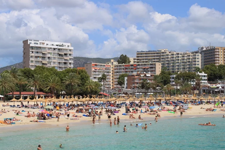 La única playa de España donde te puedes bañar con cerdos: parece el Caribe pero está en un rincón inesperado de Murcia
