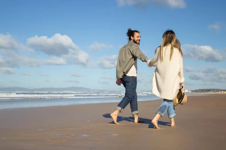 Esta es la razón científica por la que los paseos por la playa cansan más que una caminata normal