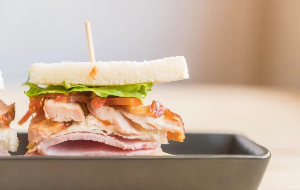 Receta para vagos con este clásico sándwich de pavo con un toque de mostaza casera que nunca falla 22 Moncloa Preparación sin esfuerzo de este delicioso sandwich