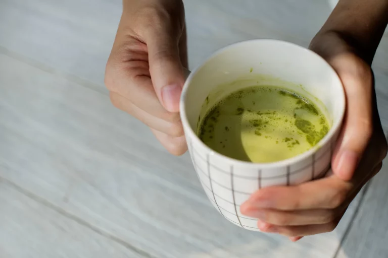 Deja el café una semana y prueba esto: el reto de la bebida energética y antiinflamatoria que está cambiando las mañanas en España