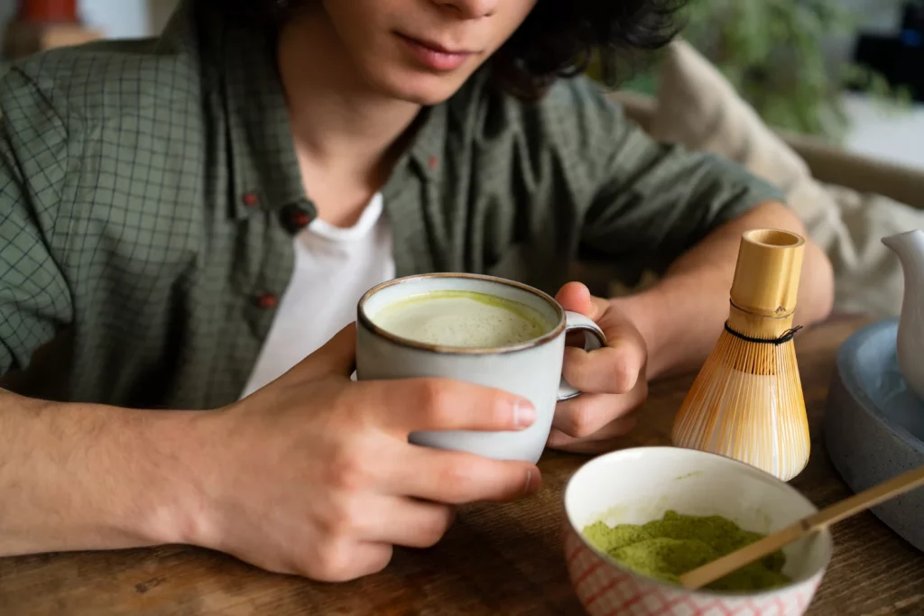 Dentro de esta tendencia de buscar alternativas al café, otra bebida ha ganado una enorme popularidad, convirtiéndose en la opción preferida de muchos: el matcha.  Fuente: Freepik 
