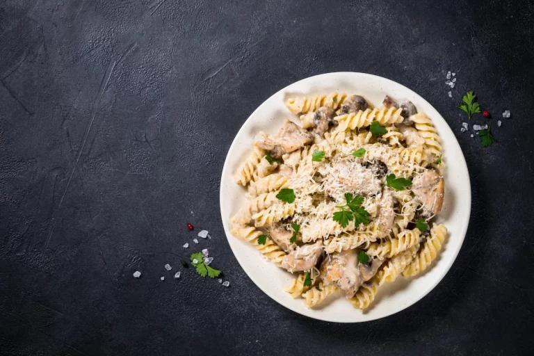 El truco de esta receta convierte el pollo al champiñón en un plato fácil, cremoso y sin complicaciones