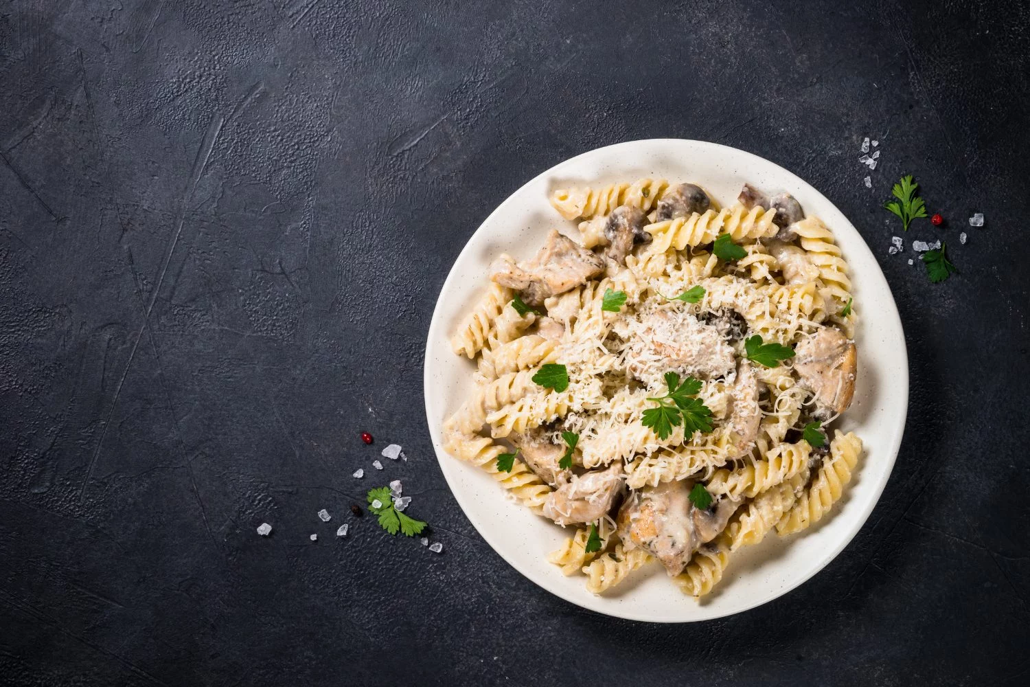 El truco de esta receta convierte el pollo al champiñón en un plato fácil, cremoso y sin complicaciones