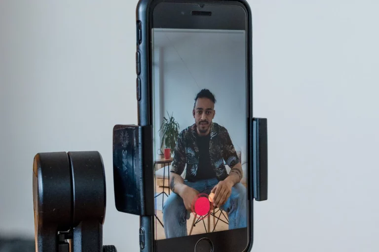 Un joven explota contra la vuelta al cole y TikTok lo hace viral: «Están pesados con los anuncios»