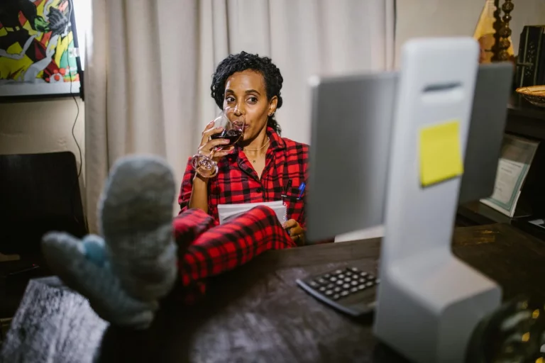 YouTube es la universidad gratis que no aprovechas: 5 canales imprescindibles para aprender de los mejores maestros online