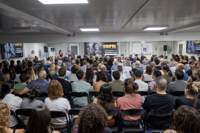 Éxito rotundo en Nicosia: El escritor David Castillo emociona con su documental ‘Chipre: La Isla Dividida’