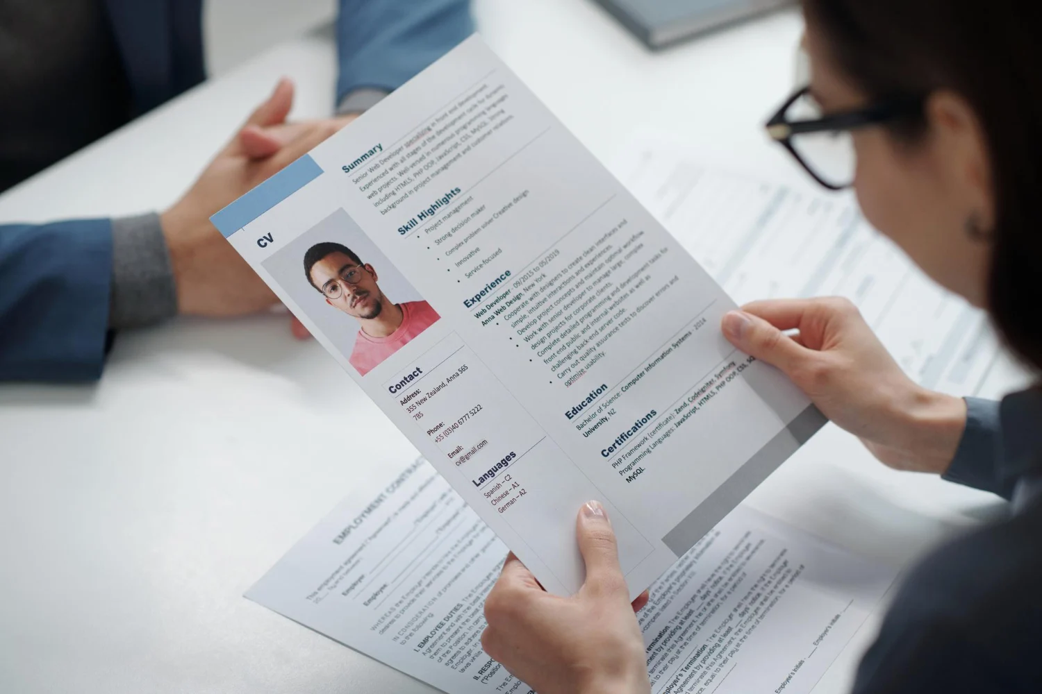 El resultado inicial es tan bueno que asusta, pero la duda no tarda en aparecer cuando revisas ese CV. Fuente: Freepik
