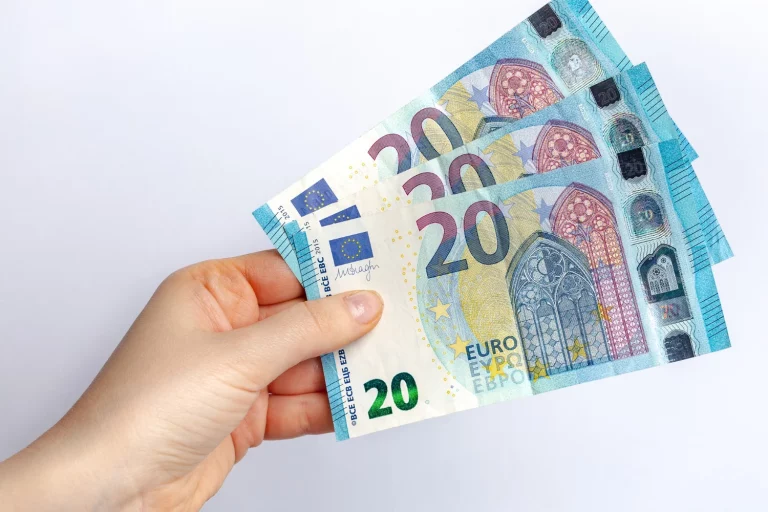 Lorena Luri (34), avisa: «Me han colado un billete de 20€ falso, lo detecté con el móvil gracias a la app del Banco de España que casi nadie conoce»