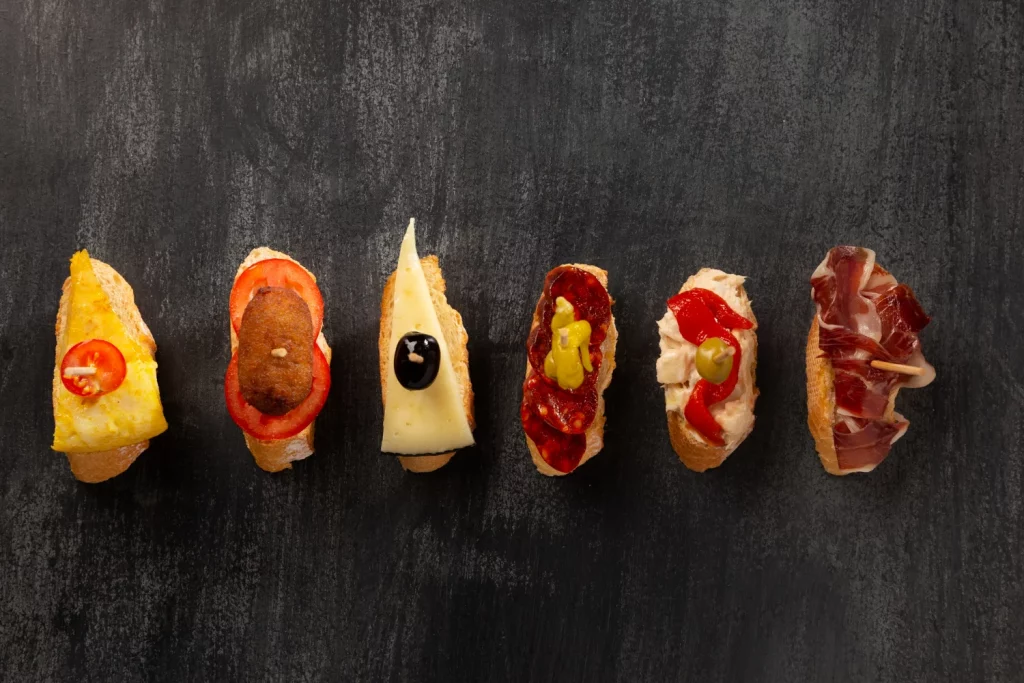 "Pagar por un 'tour de tapas' en Granada es el mayor timo para turistas"; Álvaro (39), camarero del Albaicín, te dice los 3 bares a los que vamos los de aquí 2 Moncloa El verdadero sabor de la ciudad no se encuentra en las plazas abarrotadas, sino en las callejuelas que los turistas suelen pasar por alto.