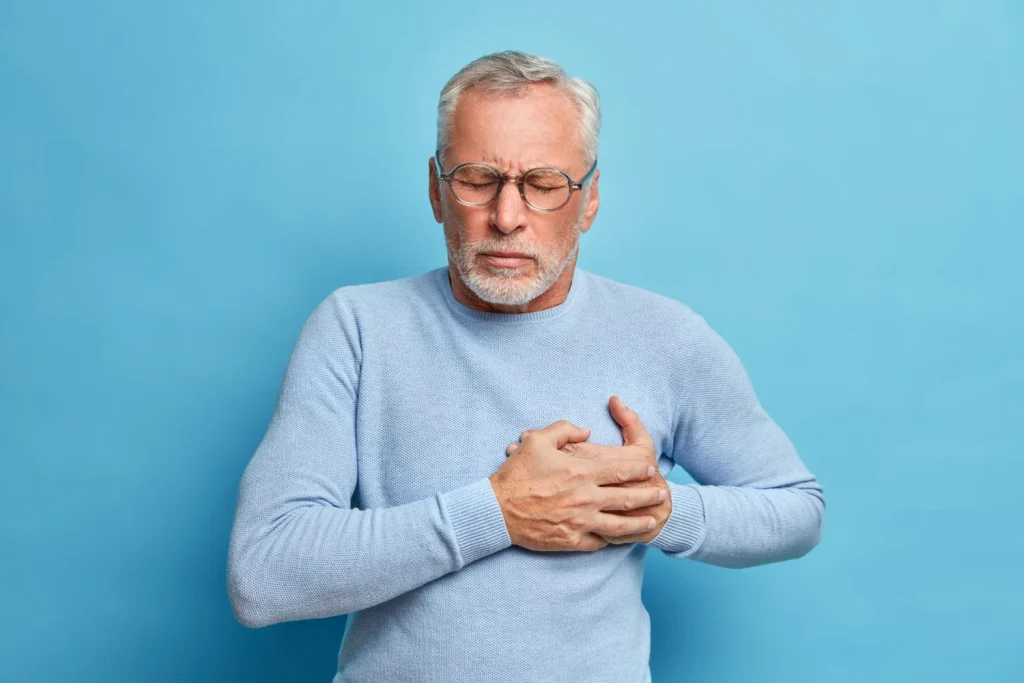 Dr. Julián Peñas (61), cardiólogo: "El preinfarto no avisa en el pecho: el síntoma 'tonto' en la mandíbula que el 90% ignora" 1 Moncloa La ficción nos ha enseñado un guion que la realidad no siempre sigue al pie de la letra.