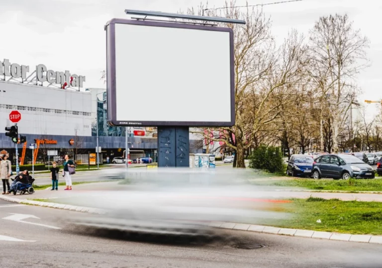 Buzoneo y cartelería como estrategias locales que se reinventan